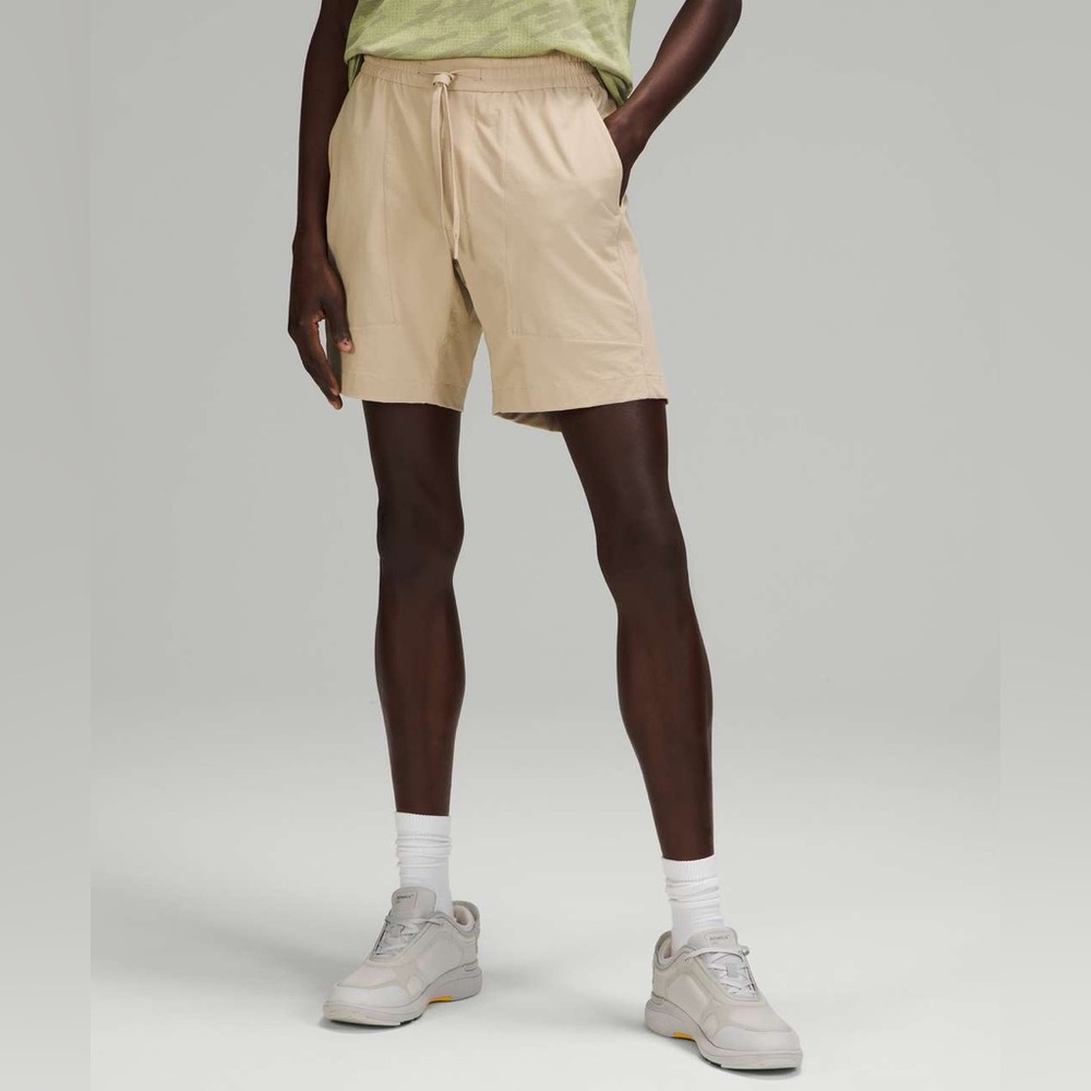 Lululemon Bowline Stretch Ripstop Short 8’ Size L in trench.